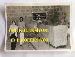 Türkan Şoray'ın Orijinal Siyah & Beyaz Fotoğrafı - Türkan Şoray Ediz Hun ile, 1970'li Yıllardan, 18 x 13 cm Ebadında