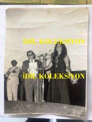 Türkan Şoray'ın Orijinal Siyah & Beyaz Fotoğrafı - Türkan Şoray Kürsüde Mikrofon Başında, 1970'li Yıllardan, 19 x 15 cm Ebadında