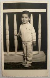 BEYAZ KIYAFET GİYEN VE GÜLÜMSEYEREK POZ VEREN 3-4 YAŞLARINDA ERKEK ÇOCUK FOTOĞRAFI, ORİJİNAL SİYAH & BEYAZ, 14 X 9 EBADINDA - 1940'LAR, 1950'LER, 1960'LAR ve 1970'LER TÜRKİYE'SİNDEN NOSTALJİK DOĞUM GÜNÜ HEDİYESİ