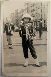 BANDO TAKIMI KIYAFETLERİ GİYİP POZ VEREN 10-11 YAŞLARINDA ERKEK ÇOCUK FOTOĞRAFI, ORİJİNAL SİYAH & BEYAZ, 14 X 9 EBADINDA - 1940'LAR, 1950'LER, 1960'LAR ve 1970'LER TÜRKİYE'SİNDEN NOSTALJİK DOĞUM GÜNÜ HEDİYESİ