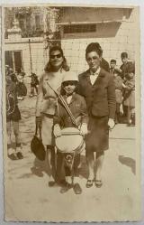 BANDO TAKIMI KIYAFETİ GİYİP GÖZLÜK TAKAN ANNESİYLE VE ÖĞRETMENİYLE POZ VEREN 9-10 YAŞLARINDA ERKEK ÇOCUK FOTOĞRAFI, ORİJİNAL SİYAH & BEYAZ, 14 X 9 EBADINDA - 1940'LAR, 1950'LER, 1960'LAR ve 1970'LER TÜRKİYE'SİNDEN NOSTALJİK DOĞUM GÜNÜ HEDİYESİ