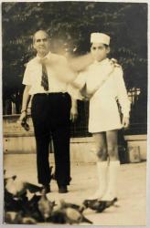 KUŞLARIN ÖNÜNDE BABASIYLA BİRLİKTE OLAN BEYAZ KIYAFETLİ ERKEK ÇOCUK FOTOĞRAFI, ORİJİNAL SİYAH & BEYAZ, 14 X 9 EBADINDA - 1940'LAR, 1950'LER, 1960'LAR ve 1970'LER TÜRKİYE'SİNDEN NOSTALJİK DOĞUM GÜNÜ HEDİYESİ