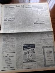 Yeni İstanbul Gazetesi - 19 Kasım 1953 - İç Politikamızı Ölçüsüzlükten Kurtarmalıyız Yazan Mustafa Nermi Köşe - Malmoe'lerdeki Güreşlerde Dün 5 3 Mağlup Olduk - Profesyonel Lig'in Bu Seneki Gol Rekoru Fenerbahçe Emniyeti 7 0 Mağlup Etti - Milliyetçi Çin'de Çan Kay Şek Kabinesinin İstifası Hakkında - Jenny Yazan Thedore Dreiser Yazı Dizisi - Kömür Taşıyan Kamyonlar Karaborsa İle İş Görüyor -  Mecliste Adnan Menderes İle İsmet İnönü Arasındaki Sert Tartışmalar - Kral Faruk Gıyaben Muhakeme Edilecek - Mau Mau Lideri Amola Komard Türkiye'ye Gelmek İstiyor - Anadolu Abideleri Yazan Aziz Ogan Yazı Dizisi - Kızıl Kraliçe Yazan Jacques Renand Yazı Dizisi - İstanbul Ankara İzmir Teknik Üniversite Radyosu Programı - Küçük Hikaye Hayat Ve Ben Yazan Meliha Bahriye Şarlı - İtalyan Hakem Bella Yarın Geliyor