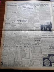 Yeni İstanbul Gazetesi - 19 Kasım 1953 - İç Politikamızı Ölçüsüzlükten Kurtarmalıyız Yazan Mustafa Nermi Köşe - Malmoe'lerdeki Güreşlerde Dün 5 3 Mağlup Olduk - Profesyonel Lig'in Bu Seneki Gol Rekoru Fenerbahçe Emniyeti 7 0 Mağlup Etti - Milliyetçi Çin'de Çan Kay Şek Kabinesinin İstifası Hakkında - Jenny Yazan Thedore Dreiser Yazı Dizisi - Kömür Taşıyan Kamyonlar Karaborsa İle İş Görüyor -  Mecliste Adnan Menderes İle İsmet İnönü Arasındaki Sert Tartışmalar - Kral Faruk Gıyaben Muhakeme Edilecek - Mau Mau Lideri Amola Komard Türkiye'ye Gelmek İstiyor - Anadolu Abideleri Yazan Aziz Ogan Yazı Dizisi - Kızıl Kraliçe Yazan Jacques Renand Yazı Dizisi - İstanbul Ankara İzmir Teknik Üniversite Radyosu Programı - Küçük Hikaye Hayat Ve Ben Yazan Meliha Bahriye Şarlı - İtalyan Hakem Bella Yarın Geliyor