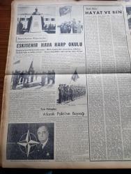 Yeni İstanbul Gazetesi - 19 Kasım 1953 - İç Politikamızı Ölçüsüzlükten Kurtarmalıyız Yazan Mustafa Nermi Köşe - Malmoe'lerdeki Güreşlerde Dün 5 3 Mağlup Olduk - Profesyonel Lig'in Bu Seneki Gol Rekoru Fenerbahçe Emniyeti 7 0 Mağlup Etti - Milliyetçi Çin'de Çan Kay Şek Kabinesinin İstifası Hakkında - Jenny Yazan Thedore Dreiser Yazı Dizisi - Kömür Taşıyan Kamyonlar Karaborsa İle İş Görüyor -  Mecliste Adnan Menderes İle İsmet İnönü Arasındaki Sert Tartışmalar - Kral Faruk Gıyaben Muhakeme Edilecek - Mau Mau Lideri Amola Komard Türkiye'ye Gelmek İstiyor - Anadolu Abideleri Yazan Aziz Ogan Yazı Dizisi - Kızıl Kraliçe Yazan Jacques Renand Yazı Dizisi - İstanbul Ankara İzmir Teknik Üniversite Radyosu Programı - Küçük Hikaye Hayat Ve Ben Yazan Meliha Bahriye Şarlı - İtalyan Hakem Bella Yarın Geliyor