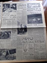 Yeni İstanbul Gazetesi - 19 Kasım 1953 - İç Politikamızı Ölçüsüzlükten Kurtarmalıyız Yazan Mustafa Nermi Köşe - Malmoe'lerdeki Güreşlerde Dün 5 3 Mağlup Olduk - Profesyonel Lig'in Bu Seneki Gol Rekoru Fenerbahçe Emniyeti 7 0 Mağlup Etti - Milliyetçi Çin'de Çan Kay Şek Kabinesinin İstifası Hakkında - Jenny Yazan Thedore Dreiser Yazı Dizisi - Kömür Taşıyan Kamyonlar Karaborsa İle İş Görüyor -  Mecliste Adnan Menderes İle İsmet İnönü Arasındaki Sert Tartışmalar - Kral Faruk Gıyaben Muhakeme Edilecek - Mau Mau Lideri Amola Komard Türkiye'ye Gelmek İstiyor - Anadolu Abideleri Yazan Aziz Ogan Yazı Dizisi - Kızıl Kraliçe Yazan Jacques Renand Yazı Dizisi - İstanbul Ankara İzmir Teknik Üniversite Radyosu Programı - Küçük Hikaye Hayat Ve Ben Yazan Meliha Bahriye Şarlı - İtalyan Hakem Bella Yarın Geliyor