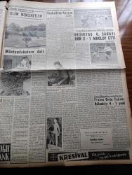 Yeni İstanbul Gazetesi - 23 Mart 1953 - Planlı Ve Teşkilatlı Yardım Yazan Mustafa Nermi Köşe Yazısı - Çanakkale Abidesi Kupası Maçlarında Beşiktaş Dün Galatasaray'ı 2  1 Yendi - Sovyetlerin Yeni Sulh Taarruzu - Atoma Karşı Müdafaa İmkanı Bulunamıyor - Yenice Ve Gönende Hala Zelzele Devam Ediyor - Mareşal Tito Yugoslavya Yolunda - Silivri Yolunda Otomobili Parçalanan Vali Fahrettin Kerim Gökay Ve Emniyet Müdürü Ahmet Tekelioğlu Yaralı - Küçük İnsanlar Yazan Faik Baysal Yazı Dizisi - Ahlak Zabıtasının Fuhuşla Yaptığı Mücadele Arttı - Moda Ve Şiir - Bir Alman Filmleri Şirketi Türkiye Hakkında Film Çevirecek - Lanetli Mahalle Yazan Mehmet Davaz Yazı Dizisi - 5 Milyon Yumurta Yumurtlayan Balık - 1001 Gece Masalları Kamer Ül Zaman Çeviren Reşad Nuri Darago Yazı Dizisi - Ankara İstanbul İzmir Teknik Üniversite Radyosu Programı - Büyük Röportaj Serisi İslam Memleketleri Yazan Fikret Adil Yazı Dizisi - Genç Sanatkârlarımız Nasıl Yaşıyor Heykeltraş Kuzgun - Fransa Ordu Takımı Hollanda'yı Yendi