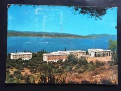 YUNANİSTAN'DAN DENİZ, ADA ve MANZARA FOTOĞRAFLI HRİSTİYANLIK KARTPOSTALI - YAPRAK ve ÇİÇEK TEMALI NADİR BİR YUNAN PULUYLA - 1970, İSTANBUL- AKSARAY RUM KİLİSESİNE YAZILI MEKTUP - 15 x 10 cm EBADINDA, ORİJİNAL