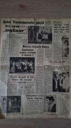 SON SAAT GAZETESİ -- 14 EKİM 1966 -- LEVENT KIRAL , AVANTÜR FİLİMLERİN GÜÇLÜ AKTÖRÜ -- TÜRKAN ŞORAY 'IN ANNESİ EVİ TERK ETTİ -- KAYAHAN ARIKAN 'IN SINEMAYA KAZANDIRDIĞI KABİLİYET -- İLHAN DANER , TİYATRO BENİM İÇİN BAŞTA GELİR -- SEVİM ŞENGÜL 16 BİN LİRAYA İKİ TUVALET YAPTIRDI -- URSULA ANDRESS , ERKEKLER İÇİN BERBER DÜKKANI AÇTI --TIP; ALMANYA DA KIZAMIK AŞISI YAPILMAYA BAŞLANDI -- DANY SAVEL , MİNİ ETEKTEN SONRA ŞİMDİ MİNİ VİZON -- SPOR; TURGAY LEFTER'İN REKORUNU KIRIP KALEYİ ALİYE TERKEDECEK --  KAMİL OCAK ADANALI YÜZÜCÜLERİ METHETTİ -- RUS GÜREŞ TAKIMI GELİYOR -- TARIK BİNAT YÜKSEK ÖĞRETİM DERDİMİZ -- BÜYÜK SOYGUN --PATRİKHANE EMNİYET KORDONU ALTINDA ...