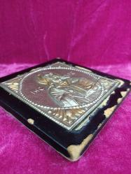 VINTAGE ESKİTME AHŞAP ÇERÇEVELİ GÜMÜŞ KAPLAMA KABARTMA METAL TASVİRLİ HRİSTİYAN İKONA