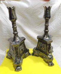 ALÜMİNYUM DÖKÜM BRONZ RENGİNDE BİR ÇİFT MUMLUK