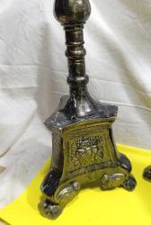 ALÜMİNYUM DÖKÜM BRONZ RENGİNDE BİR ÇİFT MUMLUK