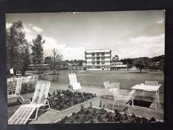 ALMANYA MEERSBURG AM BODENSEE, PARKSANATORİUM BİNASININ ÖN BAHÇESİNİ GÖSTEREN NOSTALJİK BİR KARTPOSTAL - ARKASI YAZILMAMIŞ - SİYAH & BEYAZ- 10 x 15 cm EBADINDA