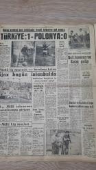 SON SAAT GAZETESİ - 3 EKİM 1966 -- ELİZABETH TAYLOR , EŞİ RİCHARD BURTON İLE YENİ BİR FİLM ÇEVİRECEK -- YILMAZ GÜNEY, NEBAHAT ÇEHRE İLE NİHAYET EVLENİYOR -- EROL TAŞ YENİ EVİNDE BİR ZİYAFET VERECEK -- SEVİM EMRE ' NİN BÜYÜK İDDİASI -- ÜNSEL AYBERK İKİNCİ FİLMİNE BAŞLIYOR -- KUZEY VARGIN BİR PRODÜKSİYON AMİRİNİ DÖVDÜ -- BİRSEN BİRSES BUGÜN TURNEYE ÇIKTI --  ŞÖHRETLERİ İÇİNE ALAN BİR TOPLULUK ANADOLU TURNESİNE ÇIKTI --ANJELİK FİLİMLERİNİN KIZIL SAÇLI YILDIZI , MİCHELE MERCİER -- TARIK BİNAT TELEFON DERDİMİZ -- RAKİP OYUNCU KENDİ KALESİNE GOL ATINCA TÜRKİYE 1 , POLONYA 0 -- AJAX BUGÜN İSTANBULDA -- YÜKSEL ÖCALAN 3 KÜÇÜK ÇOCUĞUNU DOĞRADI --MUZAFFER KURBANOĞLU HAYATIMIZI KAZANMAKTAN BAŞKA BİR DÜŞÜNCEMİZ YOK ..