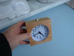 MASİF AHŞAP KASA İÇİNDE QUARTZ ( Minimalist ) ÇOK ŞIK ALARMLI - IŞIKLI MASA SAATİ - Made GERMANY