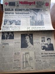 Milliyet Gazetesi - 17 Eylül 1960 - Sağlık Hizmetleri Tasarısı Tamamlandı - Kongo Meclisi Bir Parkta Toplandı - Adalet Divanının Savcı Sayısı Artırılacak - Belçika Kralının Nişanlısı Dona Fabiola Del Aragon Fotoğraf - Motor Uçağını Koç Uçağını Kurtardı - Devlet ve Hükümet Başkanı Cemal Gürsel Bugün Basın Toplantısı Yapıyor - Milli Korunma Suçlarından Af Edilenler Tahliye Oldu - Venedik Film Festivali - Çetin Altan Köşe Yazısı - 350 Eczahaneden 70'i Usulsüz Açılmış - Bugünkü Burç Falı - İstanbul Ankara Radyosu Programı - Gördüğüm Rusya Röportaj Ömer Sami Coşar Yazı Dizisi - Abdülcanbaz'ın Maceraları Çizgi Roman Çizen Turhan Selçuk - Şampiyonlar Geçiyor Yazan Yavuz Bayraktar - Mustafa Dağıstanlı - Cici Can Çizen Bedri - Cisco Kid Çizen Jose Salinas Rod Reed- Allahlık Ali Bey Çizen Swan - Güreş Federasyonu Yeniden Kuruldu - Halit Kıvanç - Beşiktaş Maçının Hakemleri Yine Çek - Metin Oktay Toptaşı Cezaevinde