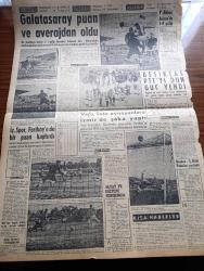 Milliyet Gazetesi - 19 Eylül 1960 - Soruşturma Kurulu İlk Toplantısını Yaptı - Milli Birlik Komitesi Üyesi Numan Esin İhtilal Bir Parti İçin Yapılmadı Dedi - İran Kraliçesi Farah Diba'nın Çocuğu 20 25 Ekimde Doğacak - Başbakanlık Müsteşarı Alparslan Türkeş Polemiğe Girmeyeceğim Dedi - Selim Sarper Dün New York'a Gitti - Suriye Ürdün Sınırında Çarpışma Oldu - Bugünkü Burç Falı - İstanbul Ankara Teknik Üniversite Radyosu Programı - Gördüğüm Rusya Röportaj Ömer Sami Coşar Yazı Dizisi - Abdülcanbaz'ın Maceraları Çizgi Roman Çizen Turhan Selçuk - Şehir Tiyatrolarında Günde İki Piyes Oynanıyor - Yakut Gözlü Kedi Yazan Ümit Deniz Yazı Dizisi - Allahlık Ali Bey Çizen Swan - Tombik Çizen Trog - Cisco Kid Çizen Jose Salinas Rod Reed- Boncuk Walt Disney - Kuzey İtalya Sular Altında - Galatasaray Puan Ve Averajdan Oldu - Beşiktaş Ptt'yi Dün Güç Yendi - Vefa Toto Oynayanlara İzmir'de Şaka Yaptı - Milli Ligde Puan Cetveli - Fenerbahçe'de Adana'da Galip