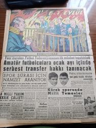 Akşam Gazetesi - 19 Ekim 1960 - 6 7 Eylül Davası Bugün Başlıyor - Sanıklardan Celal Bayar Adnan Menderes Profesör Fuat Köprülü Ve Fatin Rüştü Zorlu İçin 5 ile 24 Yıl Arası Hapis Cezası İsteniyor - Bebek Davasında Mükerrem Sarol'da Yargılanacak - Yassıada'ya Gidecek Sanık Akrabaları - Af Tasarısı Dün Milli Birlik Komitesine Verildi - Rauf Denktaş Bir Kıbrıs Gazetesini Dava Etti - Nüfus Sayımına 5 Milyon Lira Harcanıyor - 29 Ekim Töreni İki Yerde Yapılacak - Lahey Adalet Divanı Üyesi Geliyor - Kızkulesi Kahramanı Çizen Suat Yalaz - Müşerref Hekimoğlu Köşe Yazısı - Vecihi Ünal Köşe Yazısı - Ürdün Kralı Hüseyin Irak İle Barıştı - 6 7 Eylül Sanıkları 1843 Gün Sonra Adalet Karşısında Çıkıyor - Alaattin Eriş - Oktay Engin - Günah Maskesi Çizgi Roman Resimleyen Remzi - Geyşa'nın Hatıra Defteri Yazan Kimiko Omura Yazı Dizisi - Picasso'nun Tabloları Satış Rekorları Kırdı - Bize Barbaroslu Derler Çizen Ratip Tahir Burak - Nazlı İle Hamza karikatür - Vadiler Hakimi Çizgi Roman - Balkan Oyunları
