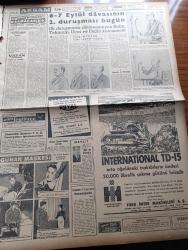 Akşam Gazetesi - 21 Ekim 1960 - Köpek Davası Sona Erdi - Suçlu Nedim Ökmen Değil Celal Bayar'dır - Yassıada Duruşmaları Çizen Ratip Tahir Burak - Tarihi Davalardan Sonra Yazan Süheyl Gürbaşkan Köşe Yazısı - 6 7 Eylül'de Zarar Görenler Tazminat İstiyor - Ateşli Kız Gina Yazan George Albert Gley Yazı Dizisi - Müşerref Hekimoğlu Köşe Yazısı - Alaeddin Eriş - Kemal Hadımlı - Günah Maskesi Çizgi Roman Resimleyen Remzi - Geyşa'nın Hatıra Defteri Yazan Kimiko Omura Yazı Dizisi - Kanser Makine İle Teşhis Edilebiliyor - Bize Barbaroslu Derler Çizen Ratip Tahir Burak - Yaralı Gönül Çizgi Roman - Vadiler Hakimi Çizgi Roman - Duruşmadan Çıkarken Nedim Ökmen Ağladı - Galatasaray Altay Maçı - Fenerbahçe Ankaragücü Maçı - Celal Bayar'ın Kızı Nilüfer Gürsoy'un Fakültedeki Vazifesine Nihayet Verildi - Ordu'da Dünya Çapında Güreşçiler Göze Çarptı - At Yarışı Tahminleri - Antrenör Coşkun Özarı - Alsancak Stadı - Balkan ikincileri Turnuvası - Vali Ve Belediye Reisi Refik Tulga - Yeni Anayasayı Veriyoruz