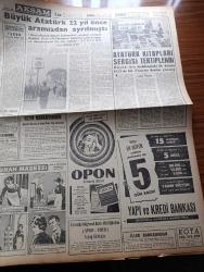 Akşam Gazetesi - 10 Kasım 1960 - Atatürk'ü Anıyoruz - Atatürk'ün 22. Ölüm Yıldönümü İçin Bütün Yurdda Anma Törenleri Yapılıyor - Amerikan Başkanlığını Nixon'u Mağlup Eden Kennedy Kazandı - Kennedy Amerika'nın En Genç Başkanı Oldu - Atatürk Fotoğrafı - Atatürk Haftası Başlıyor - Adnan Menderes'in Yaveri Dün Tertibi Anlattı - Vinylex Davasında Savcı İddianamesini Okudu - Atatürk'ün Ölüm Yıldönümü Sebebiyle Eğlence Yerleri Ve Sinemalar Kapalı - Yassıada'da Anma Töreni - Selam Sana Atatürk Yazan Müşerref Hekimoğlu Köşe Yazısı - Hülagünün Gözdesi Çizen Suat Yalaz - Ateşli Kız Gina Yazan George Albert Gley Yazı Dizisi - Özel Teşebbüs Haliçte Bir Tersane Kuruyor - Yüksek İslam Enstitüsünün Lağvı Bahis Konusu Değil - Günah Maskesi Çizgi Roman Resimleyen Remzi - İtalyanlar Otomobil Modası Yaratıyorlar - Kont Senlibenli Çizgi Roman - Nazlı İle Hamza karikatür - Yaralı Gönül Çizgi Roman - Vadiler Hakimi Çizgi Roman - Bize Barbaroslu Derler Çizen Ratip Tahir Burak - Milli Takım İle Rostov Berabere