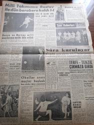 Akşam Gazetesi - 10 Kasım 1960 - Atatürk'ü Anıyoruz - Atatürk'ün 22. Ölüm Yıldönümü İçin Bütün Yurdda Anma Törenleri Yapılıyor - Amerikan Başkanlığını Nixon'u Mağlup Eden Kennedy Kazandı - Kennedy Amerika'nın En Genç Başkanı Oldu - Atatürk Fotoğrafı - Atatürk Haftası Başlıyor - Adnan Menderes'in Yaveri Dün Tertibi Anlattı - Vinylex Davasında Savcı İddianamesini Okudu - Atatürk'ün Ölüm Yıldönümü Sebebiyle Eğlence Yerleri Ve Sinemalar Kapalı - Yassıada'da Anma Töreni - Selam Sana Atatürk Yazan Müşerref Hekimoğlu Köşe Yazısı - Hülagünün Gözdesi Çizen Suat Yalaz - Ateşli Kız Gina Yazan George Albert Gley Yazı Dizisi - Özel Teşebbüs Haliçte Bir Tersane Kuruyor - Yüksek İslam Enstitüsünün Lağvı Bahis Konusu Değil - Günah Maskesi Çizgi Roman Resimleyen Remzi - İtalyanlar Otomobil Modası Yaratıyorlar - Kont Senlibenli Çizgi Roman - Nazlı İle Hamza karikatür - Yaralı Gönül Çizgi Roman - Vadiler Hakimi Çizgi Roman - Bize Barbaroslu Derler Çizen Ratip Tahir Burak - Milli Takım İle Rostov Berabere