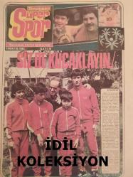 Tercüman Süper Spor Dergisi - 4 Mayıs 1983 - Sayı:18 - Siz de Kucaklayın - Attila Gökçe - Pasın Kısası - Rauf Tamer - Anılar - Burası Amerika... Herşey Basketbol İçin - Liselerde Basketbol -İşte Menotti'nin Futbol Dünyası - Süper Portre - Fevzi Şeker - Amatör Kümelerde Sevinç Üzüntü Günleri - Üsküdar Şampiyonluğunu ilan etti - Dalyanspor eski günlerine döndü - Siz hakem olsaydınız - Spor Uzmanı - Tevfik Ünsi - Buzluk - Turgut Bıçakçıoğlu - Yüzme ve dalma mevsimi gelirken sualtı sporunda önemli tıbbi konular - Yıldız Kızlar Voleybol Finalleri Bu Hafta Başlıyor - Darüşşafaka Potalardan Uzaklaştı - Karabacak ve Şeker'i kürsüye çıkaran elektronik beyin - Gençlik ve Spor Bakanlığı Kupası Şampiyonu Vefa Simtel Hentbol Takımı Posteri fotoğraf ve haberi - Posterli Tam Takım Dergi