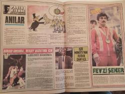 Tercüman Süper Spor Dergisi - 4 Mayıs 1983 - Sayı:18 - Siz de Kucaklayın - Attila Gökçe - Pasın Kısası - Rauf Tamer - Anılar - Burası Amerika... Herşey Basketbol İçin - Liselerde Basketbol -İşte Menotti'nin Futbol Dünyası - Süper Portre - Fevzi Şeker - Amatör Kümelerde Sevinç Üzüntü Günleri - Üsküdar Şampiyonluğunu ilan etti - Dalyanspor eski günlerine döndü - Siz hakem olsaydınız - Spor Uzmanı - Tevfik Ünsi - Buzluk - Turgut Bıçakçıoğlu - Yüzme ve dalma mevsimi gelirken sualtı sporunda önemli tıbbi konular - Yıldız Kızlar Voleybol Finalleri Bu Hafta Başlıyor - Darüşşafaka Potalardan Uzaklaştı - Karabacak ve Şeker'i kürsüye çıkaran elektronik beyin - Gençlik ve Spor Bakanlığı Kupası Şampiyonu Vefa Simtel Hentbol Takımı Posteri fotoğraf ve haberi - Posterli Tam Takım Dergi
