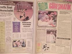 Tercüman Süper Spor Dergisi - 4 Mayıs 1983 - Sayı:18 - Siz de Kucaklayın - Attila Gökçe - Pasın Kısası - Rauf Tamer - Anılar - Burası Amerika... Herşey Basketbol İçin - Liselerde Basketbol -İşte Menotti'nin Futbol Dünyası - Süper Portre - Fevzi Şeker - Amatör Kümelerde Sevinç Üzüntü Günleri - Üsküdar Şampiyonluğunu ilan etti - Dalyanspor eski günlerine döndü - Siz hakem olsaydınız - Spor Uzmanı - Tevfik Ünsi - Buzluk - Turgut Bıçakçıoğlu - Yüzme ve dalma mevsimi gelirken sualtı sporunda önemli tıbbi konular - Yıldız Kızlar Voleybol Finalleri Bu Hafta Başlıyor - Darüşşafaka Potalardan Uzaklaştı - Karabacak ve Şeker'i kürsüye çıkaran elektronik beyin - Gençlik ve Spor Bakanlığı Kupası Şampiyonu Vefa Simtel Hentbol Takımı Posteri fotoğraf ve haberi - Posterli Tam Takım Dergi