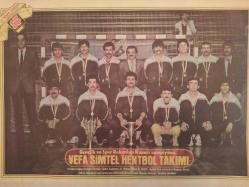 Tercüman Süper Spor Dergisi - 4 Mayıs 1983 - Sayı:18 - Siz de Kucaklayın - Attila Gökçe - Pasın Kısası - Rauf Tamer - Anılar - Burası Amerika... Herşey Basketbol İçin - Liselerde Basketbol -İşte Menotti'nin Futbol Dünyası - Süper Portre - Fevzi Şeker - Amatör Kümelerde Sevinç Üzüntü Günleri - Üsküdar Şampiyonluğunu ilan etti - Dalyanspor eski günlerine döndü - Siz hakem olsaydınız - Spor Uzmanı - Tevfik Ünsi - Buzluk - Turgut Bıçakçıoğlu - Yüzme ve dalma mevsimi gelirken sualtı sporunda önemli tıbbi konular - Yıldız Kızlar Voleybol Finalleri Bu Hafta Başlıyor - Darüşşafaka Potalardan Uzaklaştı - Karabacak ve Şeker'i kürsüye çıkaran elektronik beyin - Gençlik ve Spor Bakanlığı Kupası Şampiyonu Vefa Simtel Hentbol Takımı Posteri fotoğraf ve haberi - Posterli Tam Takım Dergi