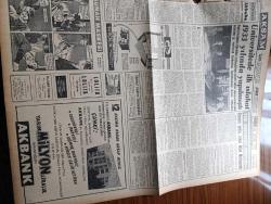 Akşam Gazetesi - 29 Ekim 1960 - Cumhuriyetin 37. Yılını Kutluyoruz - Cumhuriyet Bayramı Afişi - İstanbul Üniversitesi Rektörü Ordinaryüs Profesör Sıddık Sami Onar İle Teknik Üniversite Rektörü Ordinaryüs Profesör Fikret Narter İstifasını Verdi - Ankara'da Senato Acele Toplantıya Çağrıldı - En Fazla Tasfiye Tıp Fakültesinde - Nüfusumuz 27 Milyonu Aştı - Yavuz Abadan - Örtülü Ödenek'in Dağıtımı Açıklandı -  Cumhuriyet Bayramı Dolayısıyla  Vatan Caddesinde Geçit Töreni Yapılacak -  Ateşli Kız Gina Yazan George Albert Gley Yazı Dizisi - Hülagünün Gözdesi Çizen Suat Yalaz - İstanbul'da 75 Bin Vatandaş Telefon Sırası Gelmesini Bekliyor - Günah Maskesi Çizgi Roman Resimleyen Remzi - Münir Özkul Ve Uğur Başaran Sevgi Gölge'de de Fotoğraf - Kont Senlibenli Çizgi Roman - Yaralı Gönül Çizgi Roman - Vadiler Hakimi Çizgi Roman - Geyşa'nın Hatıra Defteri Yazan Kimiko Omura Yazı Dizisi - Bize Barbaroslu Derler Çizen Ratip Tahir Burak - Beşiktaş 1 Kasımpaşa 1 -Karakucak Güreşleri Dün Ankara'da Başladı