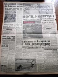 Akşam Gazetesi - 29 Ekim 1960 - Cumhuriyetin 37. Yılını Kutluyoruz - Cumhuriyet Bayramı Afişi - İstanbul Üniversitesi Rektörü Ordinaryüs Profesör Sıddık Sami Onar İle Teknik Üniversite Rektörü Ordinaryüs Profesör Fikret Narter İstifasını Verdi - Ankara'da Senato Acele Toplantıya Çağrıldı - En Fazla Tasfiye Tıp Fakültesinde - Nüfusumuz 27 Milyonu Aştı - Yavuz Abadan - Örtülü Ödenek'in Dağıtımı Açıklandı -  Cumhuriyet Bayramı Dolayısıyla  Vatan Caddesinde Geçit Töreni Yapılacak -  Ateşli Kız Gina Yazan George Albert Gley Yazı Dizisi - Hülagünün Gözdesi Çizen Suat Yalaz - İstanbul'da 75 Bin Vatandaş Telefon Sırası Gelmesini Bekliyor - Günah Maskesi Çizgi Roman Resimleyen Remzi - Münir Özkul Ve Uğur Başaran Sevgi Gölge'de de Fotoğraf - Kont Senlibenli Çizgi Roman - Yaralı Gönül Çizgi Roman - Vadiler Hakimi Çizgi Roman - Geyşa'nın Hatıra Defteri Yazan Kimiko Omura Yazı Dizisi - Bize Barbaroslu Derler Çizen Ratip Tahir Burak - Beşiktaş 1 Kasımpaşa 1 -Karakucak Güreşleri Dün Ankara'da Başladı