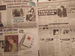 Şey Haftalık Aktüalite Sinema Tiyatro Müzik ve Magazin Gazetesi - 26 Eylül 1987 - Sayı:1 - Gülşen Bubikoğlu - Talat Bulut - Bülent Ersoy - Cem Karaca'nın gölgesinden korkan kadın - Tunca Toskay - Ajda Pekkan - Hülya Koçyiğit - Arif Sağ SHP'ye türkü armağan etti - Öyle bir dünya ki... - Hülya Koçyiğit - Adile Naşit'in artık manevi kızı da var - Sibel Egemen - Nebahat Çehre - Yaşar Alptekin - Çeçilya - Aysel Gürel - Yavuz Çuhacı - Zerrin Özer kaset reklamı - Metin Akpınar - Zeki Alasya - Ayşe Tunalı - Sami Hazinses - Ümit Utku - Ajda'ya böylesi yakışır - Teoman Akıncı - Ali Akbaba - Yüksel Behlil - Muhtar Yiğit - Mustafa Topaloğlu kaset reklamı - Enrico Macias - Cüneyt Gökçer - Nihat Aybars - Kemal Bekir - Bozkurt Kuruç - Bilal ve Feridun Bağrıyanık Kaset reklamı - Altın Portakal Kurtlar Sofrasında - İzzet Altınmeşe kaset reklamı - İbrahim Tatlıses- Sibel Can - İpek Pınar ölümüne koşuyor - Çıplak arabeskçinin torpili kim? fotoğraf ve haberi - Gazetenin sayfaları tamdır fakat kopuktur.