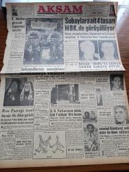 Akşam Gazetesi - 24 Aralık 1960 - Kurucu Meclise Girecek 3 Gazeteci Seçildi - Ankara Gazeteciler Sendikası Başkanı İlhami Soysal - Gazeteciler Cemiyeti Başkanı Altan Öymen - İdare Heyeti Üyesi Oktay Ekşi - Galatasaray Lisesi Öğrencileri Eylemde - İskenderun Sanıkları Mahkemeye Veriliyor - Rus Patriği Aleksis Özel Uçağı İle Dün Geldi - Celal Bayar İsmet İnönü'yü Zaman Zaman Himaye Ettim Dedi - Halk Şairi Ahmet Göneren'in Katili Yakalandı - İnkılap Şehidi Kubilay - Silahtarağa Elektrik Santralinde İnfilak Oldu - Ateşli Kız Gina Yazan George Albert Gley Yazı Dizisi - Hülagünün Gözdesi Çizen Suat Yalaz - Günah Maskesi Çizgi Roman Resimleyen Remzi - Elizabeth Taylor'u Zehirleyen Kim - Kont Senlibenli Çizgi Roman - Konsolos Operasının Başrolünde Yer Alacağı Bildirilen Ayhan Aydan Bazı Olaylara Karıştığı İçin Temsili Bırakmak Zorunda kaldı - Fenerbahçe Galatasaray Rövanş Maçı Ankara'da Yapılacak - Beşiktaş Vefa Maçı - Galatasaray Altay Dostluk Paktı - Fenerbahçe Kongresi - At Yarışları Tahmin