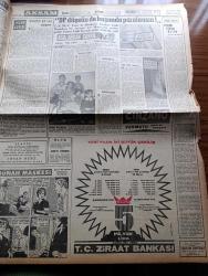 Akşam Gazetesi - 26 Aralık 1960 - Ankara'da Dün 21 Kişi Nezarete Alındı - Yayınlanan Tebliğle Sanıkların Kurucu Meclisi Zedeleyici Propaganda Yaptıkları Açıklandı - Üç Köyde Atatürk'ün Resimleri Parçalandı - Cemal Gürsel 6 Kurucu Meclis Üyesini Açıkladı - Hektor İsimli Fare Feza Yolcusu - Afyon Canavarı Mustafa Çelik İdam Edildi - Atatürk İçin Taşlıtarlada Dün Miting Tertiplendi - Belediye İşportacılardan 10 12 Milyon Kazanabilir - Hülagünün Gözdesi Çizen Suat Yalaz - Ateşli Kız Gina Yazan George Albert Gley Yazı Dizisi - Ağalardan Sonra Röportaj Müfit Duru Yazı Dizisi - Urfa Siverek'te Bucak'lar - Avukat Faik Bucak - Günah Maskesi Çizgi Roman Resimleyen Remzi - Değerli Bestekar Ve Hoca Melahat Pars - Kont Senlibenli Çizgi Roman - Nazlı İle Hamza karikatür - Fenerbahçe'yi Beşiktaş'ın Karşısında Can Bartu'da Kurtaramadı - Galatasaray Yine Metin Oktay'ın Golleri İle Galip - Feriköy Ankaragücü'nü Yenmesini Bildi - Dünkü At Yarışları - Spor Toto Neticeleri - Milli Lig Puan Durumu