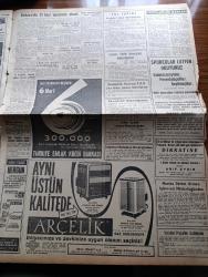 Akşam Gazetesi - 26 Aralık 1960 - Ankara'da Dün 21 Kişi Nezarete Alındı - Yayınlanan Tebliğle Sanıkların Kurucu Meclisi Zedeleyici Propaganda Yaptıkları Açıklandı - Üç Köyde Atatürk'ün Resimleri Parçalandı - Cemal Gürsel 6 Kurucu Meclis Üyesini Açıkladı - Hektor İsimli Fare Feza Yolcusu - Afyon Canavarı Mustafa Çelik İdam Edildi - Atatürk İçin Taşlıtarlada Dün Miting Tertiplendi - Belediye İşportacılardan 10 12 Milyon Kazanabilir - Hülagünün Gözdesi Çizen Suat Yalaz - Ateşli Kız Gina Yazan George Albert Gley Yazı Dizisi - Ağalardan Sonra Röportaj Müfit Duru Yazı Dizisi - Urfa Siverek'te Bucak'lar - Avukat Faik Bucak - Günah Maskesi Çizgi Roman Resimleyen Remzi - Değerli Bestekar Ve Hoca Melahat Pars - Kont Senlibenli Çizgi Roman - Nazlı İle Hamza karikatür - Fenerbahçe'yi Beşiktaş'ın Karşısında Can Bartu'da Kurtaramadı - Galatasaray Yine Metin Oktay'ın Golleri İle Galip - Feriköy Ankaragücü'nü Yenmesini Bildi - Dünkü At Yarışları - Spor Toto Neticeleri - Milli Lig Puan Durumu