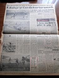 Akşam Gazetesi - 26 Aralık 1960 - Ankara'da Dün 21 Kişi Nezarete Alındı - Yayınlanan Tebliğle Sanıkların Kurucu Meclisi Zedeleyici Propaganda Yaptıkları Açıklandı - Üç Köyde Atatürk'ün Resimleri Parçalandı - Cemal Gürsel 6 Kurucu Meclis Üyesini Açıkladı - Hektor İsimli Fare Feza Yolcusu - Afyon Canavarı Mustafa Çelik İdam Edildi - Atatürk İçin Taşlıtarlada Dün Miting Tertiplendi - Belediye İşportacılardan 10 12 Milyon Kazanabilir - Hülagünün Gözdesi Çizen Suat Yalaz - Ateşli Kız Gina Yazan George Albert Gley Yazı Dizisi - Ağalardan Sonra Röportaj Müfit Duru Yazı Dizisi - Urfa Siverek'te Bucak'lar - Avukat Faik Bucak - Günah Maskesi Çizgi Roman Resimleyen Remzi - Değerli Bestekar Ve Hoca Melahat Pars - Kont Senlibenli Çizgi Roman - Nazlı İle Hamza karikatür - Fenerbahçe'yi Beşiktaş'ın Karşısında Can Bartu'da Kurtaramadı - Galatasaray Yine Metin Oktay'ın Golleri İle Galip - Feriköy Ankaragücü'nü Yenmesini Bildi - Dünkü At Yarışları - Spor Toto Neticeleri - Milli Lig Puan Durumu