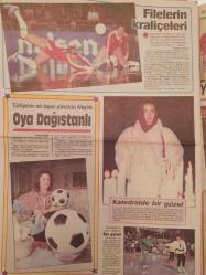 Güneş Spor Dergisi - Milyarlık heyecan - Futbolcular futboldan sınıfta kaldı - Yusuf Namoğlu'na sahne dopingi - At yarışlarında milyarlık heyecan - Süleyman Seba - Beşiktaş'ta yeni hedefler - Sibel'in hikayesi - 4 üvey ana 29 madalya - Şenol Güneş - Kaybolan Fener'i havalarda arıyor - Kovaçeviç - Ligden Aklar-karalar - Takımlarında kaybolan ünlüler - Zonguldak: Sinir bastı - Türe'nin ürettiği penaltı - Filelerin kraliçeleri - Türkiye'nin tek bayan yöneticisi Altay'da - Oya Dağıstanlı - Katedralde bir güzel - Yangına değil, şampiyonluğa - Spor Bulmacası - Bunları Biliyor musunuz? - Galatasaray'da Bahar Öztan - Hüsnü Çil'in çiçekleri - Bayrak Savaşı fotoğraf ve haberi - Tam Takım Dergi