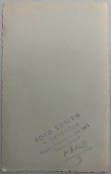 BABASIYLA BİRLİKTE POZ VEREN KARE ELBİSE GİYMİŞ KURDELELİ 7-8 YAŞLARINDA KIZ ÇOCUĞU FOTOĞRAFI , FOTO SÜSLEN, Y. DEDEOĞLU, ORİJİNAL SİYAH & BEYAZ, 13X9 EBADINDA - 1940'LAR, 1950'LER, 1960'LAR ve 1970'LER TÜRKİYE'SİNDEN NOSTALJİK DOĞUM GÜNÜ HEDİYESİ