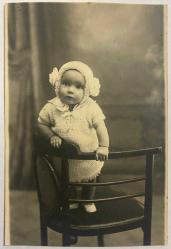SANDALYENİN ÜZERİNDE AYAKTA POZ VEREN PONPON BERESİ OLAN KIZ BEBEK FOTOĞRAFI ,1920,  ORİJİNAL SİYAH & BEYAZ, 13X9 EBADINDA - 1940'LAR, 1950'LER, 1960'LAR ve 1970'LER TÜRKİYE'SİNDEN NOSTALJİK DOĞUM GÜNÜ HEDİYESİ