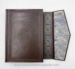 Kitâbu Dîvân-ı lügâti't Türk: Tıpkıbasım - Türkçe sözcükler, özel Adlar Dizini. [CİLTLİ - NUMARALI EDİSYON: 1808 / 2000]