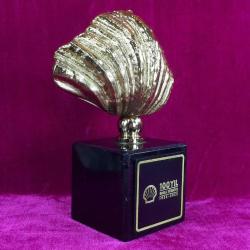 KÜBİK FORMDA SİYAH MERMER KAİDELİ ALTIN YALDIZ METAL İSTİRİDYE KABUĞU SHELL TÜRKİYE 100 YIL 1923-2023 HATIRASI BİBLO