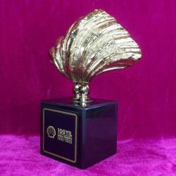 KÜBİK FORMDA SİYAH MERMER KAİDELİ ALTIN YALDIZ METAL İSTİRİDYE KABUĞU SHELL TÜRKİYE 100 YIL 1923-2023 HATIRASI BİBLO