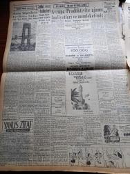 Cumhuriyet Gazetesi - 3 Ağustos 1957 - Saygı Nasıl Korunur Yazan Nadir Nadi Köşe Yazısı - Japon Gazeteci Minoru Hirano Japonya'da Basın Serbesttir Dedi - Halil Sezai Erkut Dün Sabah Tahliye Edildi - Amerikan Dışişleri Bakanı John Foster Dulles Dün Londra'da Büyük Elçimiz Birgi İle Görüştü - Silahsızlanma Konferansı - Hürriyet Partisi Toplantılarına Yarın Fevzi Lütfi Karaosmanoğlu Da Katılacak - Ege'de Kuraklık Ve Şiddetli Sıcaklar - Yanlış Zifaf Yazan Kemal Bilbaşar Yazı Dizisi - Boğaziçi Köprüsü Hazırlanırken Yazan Yüksek Mühendis Necdet Dirilgen Yazı - Marilyn Monroe Çocuğunu Aldırttı -  Hrutçef'in İktidardan Düşmesi Yaklaşıyormuş - Küba'da İhtilal - Köpek Benji İdam edildi - Resimli Romanımız Çifte Cinayet - Büyük Casuslar Derleyen A. Cemalettin Saraçoğlu - Ses Sanatkarı Muzaffer Akgün Büyükdere Beyaz Parkta - Futbolcu Hilmi Transfer Konusunda Dördüncü Defa Karar Değiştirdi -  Beykoz Mevsimi Merasimle Açtı - 5. Yıl Ahmed Reis Yelken Yarışı Bugün Yapılıyor