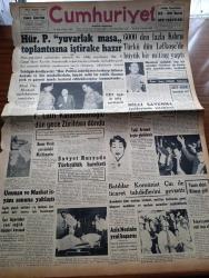 Cumhuriyet Gazetesi -  5 Ağustos 1957 - Hürriyet Partisi Yuvarlak Masa Toplantısına İştirake Hazır - Mareşal Tito Hrutçef Mülakatının Yankıları - 6000 den Fazla Kıbrıs Türkü Dün Lefkoşe'de Büyük Bir Miting Yaptı - Fevzi Lütfi Karaosmanoğlu Dün Gece Zürihten Döndü - Batılılar Komünist Çin İle Ticaret Tahdidlerini Gevşetti - Sovyet Rusya'da Türkçülük Hareketi - Demir Perde Gerisindeki Müslümanlar - Tarabyada Televizyonlu Bir Otel İnşa Edilecek - Aziz Nesin'in Yeni Başarısı - Yanlış Zifaf Yazan Kemal Bilbaşar Yazı Dizisi - Yeni Türkçe Kuran Yazan Hasan Ali Yücel - Bestekar Zeki Arif Ataergin'in Muazzam Jübilesi - Müzeyyen Senar - Rusya'daki 80 Bin Alman Harp Esiri - Mersinli Teknisyen Mustafa Yerman Bisiklet Lastiği Yaptı - Küba'da Çarpışmalar Dinmedi - Savarona İngiltere Yolunda - Ankara İstanbul Haftalık Radyo Programı - Resimli Romanımız Çifte Cinayet - Büyük Casuslar Derleyen A. Cemalettin Saraçoğlu Yazı Dizisi - Samatya Yenikapı Arasındaki Yarışta Galatasaray Istanbul Kürek Şampiyonu