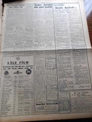 Cumhuriyet Gazetesi - 2 Ekim 1960 - Gerçeği Öğren Lucifero Yazan Nadir Nadi - Cemal Gürsel Basına Tatilde Bulundu -  Yeni İthal Programı Dün Yürürlüğe Girdi - Sanayi Bakanı Şahap Kocatopçu - Tiyatro Mevsimi Dün Gece Başladı - Yeni Tiyatroda Oynanan Çılgın Dünya Piyesinden Bir Sahne - Dormen Tiyatrosunda Oynanan İlk Telif Eser İkinci Baskından Bir Sahne - Toros Ekspresi Suudi Arabistan'a Gidecek - Türkiye Sosyalist Partisi Mensupları Beraat Etti - Eski Demiryolları Genel Müdürü Safa Yalçuk'un Duruşması - Sabık Emniyet Müdürü Faruk Oktay Yassıada'da Kalpten Öldü - Galatasaray İle Beşiktaş Mağlup - Sabah Şarkısı Yazan Taylor Caldwell Yazı Dizisi - Resimli Roman Başkasının Günahı Çizen Yves Sayol - Patti Çizgi Roman - Komiki Şehir Naşit Bey Biyografik Hikaye Yazan Burhan Arpad - Fenerbahçe Bahia'ya 2 1 Yenildi - Türk Bulgar Milli Kürek Müsabakası Yapılıyor - Cezmi Or Müsabakaları Dün Yapıldı - Radyolin Diş Macunu - Hot Gaz Sobası -  Basketbolda Modaspor Mağlup Oldu - Mahalli Lig