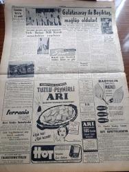 Cumhuriyet Gazetesi - 2 Ekim 1960 - Gerçeği Öğren Lucifero Yazan Nadir Nadi - Cemal Gürsel Basına Tatilde Bulundu -  Yeni İthal Programı Dün Yürürlüğe Girdi - Sanayi Bakanı Şahap Kocatopçu - Tiyatro Mevsimi Dün Gece Başladı - Yeni Tiyatroda Oynanan Çılgın Dünya Piyesinden Bir Sahne - Dormen Tiyatrosunda Oynanan İlk Telif Eser İkinci Baskından Bir Sahne - Toros Ekspresi Suudi Arabistan'a Gidecek - Türkiye Sosyalist Partisi Mensupları Beraat Etti - Eski Demiryolları Genel Müdürü Safa Yalçuk'un Duruşması - Sabık Emniyet Müdürü Faruk Oktay Yassıada'da Kalpten Öldü - Galatasaray İle Beşiktaş Mağlup - Sabah Şarkısı Yazan Taylor Caldwell Yazı Dizisi - Resimli Roman Başkasının Günahı Çizen Yves Sayol - Patti Çizgi Roman - Komiki Şehir Naşit Bey Biyografik Hikaye Yazan Burhan Arpad - Fenerbahçe Bahia'ya 2 1 Yenildi - Türk Bulgar Milli Kürek Müsabakası Yapılıyor - Cezmi Or Müsabakaları Dün Yapıldı - Radyolin Diş Macunu - Hot Gaz Sobası -  Basketbolda Modaspor Mağlup Oldu - Mahalli Lig