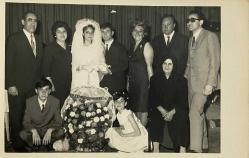 DÜĞÜNDE POZ VEREN GELİN DAMAT VE YAKINLARININ  FOTOĞRAFI , ORİJİNAL SİYAH & BEYAZ, 14X9 EBADINDA - 1940'LAR, 1950'LER, 1960'LAR ve 1970'LER TÜRKİYE'SİNDEN NOSTALJİK DOĞUM GÜNÜ HEDİYESİ