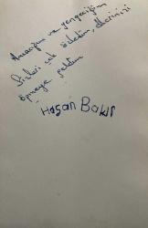 SİYAH OKUL ÖNLÜĞÜ GİYİP BEYAZ YAKA TAKAN 7-8 YAŞLARINDA ERKEK ÇOCUK FOTOĞRAFI , HASAN BAKIŞ, ORİJİNAL SİYAH & BEYAZ, 14X9 EBADINDA - 1940'LAR, 1950'LER, 1960'LAR ve 1970'LER TÜRKİYE'SİNDEN NOSTALJİK DOĞUM GÜNÜ HEDİYESİ