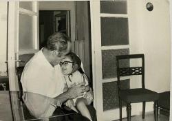 KIZINI ÖPEN BABA VE GÖZLÜK TAKAN 5-6 YAŞLARINDA KIZ ÇOCUĞU FOTOĞRAFI ,  ORİJİNAL SİYAH & BEYAZ, 11X9 EBADINDA - 1940'LAR, 1950'LER, 1960'LAR ve 1970'LER TÜRKİYE'SİNDEN NOSTALJİK DOĞUM GÜNÜ HEDİYESİ