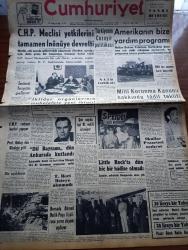 Cumhuriyet Gazetesi - 27 Eylül 1957 - Cumhuriyet Halk Partisi Yetkilerini Tamamen İsmet İnönü'ye Devretti - Türkiye'nin Cezayir Politikası - Amerika'nın Bize Yardım Programı - Cumhuriyetçi Millet Partisi Radyoya Boykot Yapıyor - Dil Bayramı Dün Ankara'da Kutlandı - Amerika'nın Bize Yardım Programı - 950 Bin Seçmen Kartı Bastırıldı -  Osman Bölükbaşını Yazıyor Diye Gazete Satan Çocuk Mahkum Oldu - İblisin Kızı Yazan Guy Des Cars Yazı Dizisi - Seçimlerden Sonra Almanya Yazan Feyyaz Tokar - Profesör Nümbüs'ün Maceraları Çizgi Roman - Maliye Bakanı Hasan Polatkan Makarios'u İtham Etti - İhtiyarlar Asya Gribi Olmuyor - Burhan Felek Köşe Yazısı - Yurtta Seçim Mücadelesi İntibaları - Bulmaca - Ankara İstanbul Radyosu Programı - Batı Trakya'da da Fenerbahçe Kuruldu - Boğazı Geçme Yüzme Yarışını Selma Hassan Ve Yılmaz Özüak Kazandılar - Beşiktaş Beyoğluspor Bugün Karşılaşıyor